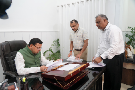 मुख्यमंत्री श्री पुष्कर सिंह धामी ने पुलिस मुख्यालय का औचक निरीक्षण किया।